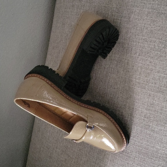 Me Too NWOT never worn taupe patent pebble leather loafer w rubber sole - Picture 3 of 6